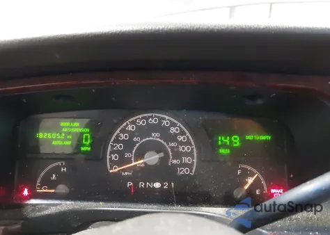 2003 Lincoln Town Car Executive из США, поврежденный, VIN 1LNHM81W13Y629941